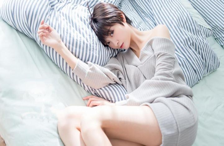 深夜在线游戏的宅男